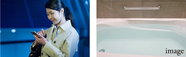 スマートフォンを手にする女性の様子とお湯が貼ってある浴槽の写真