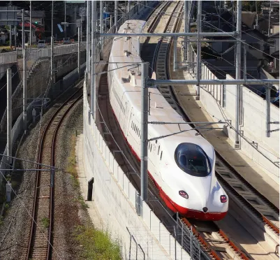 鉄道を走る新幹線の写真