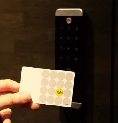 カードでの解錠操作