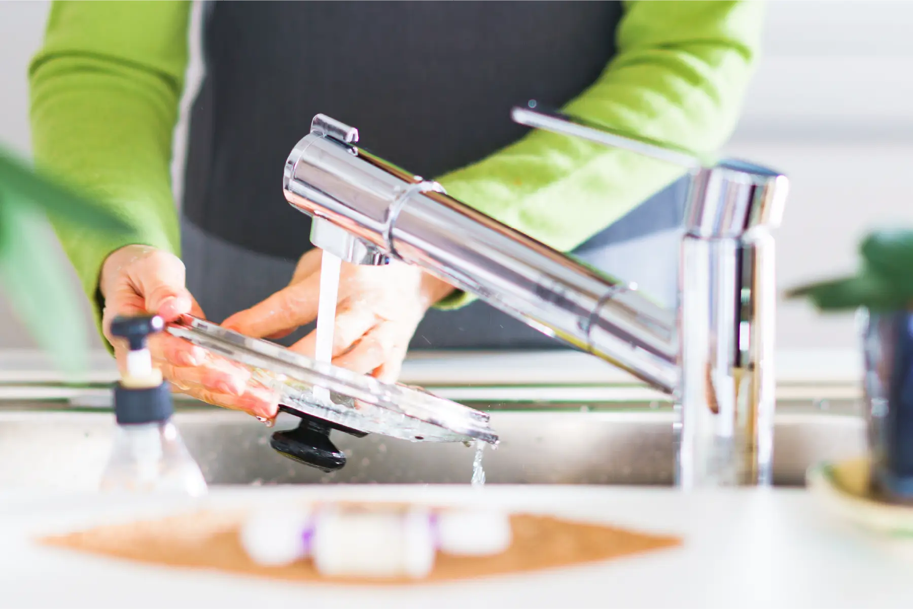 食器入れにまな板を収納している様子
