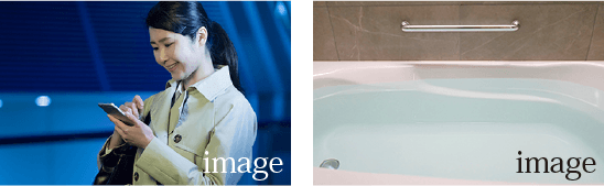 スマートフォンを手に操作する女性の写真と、お湯が張ってあるバスタブの写真